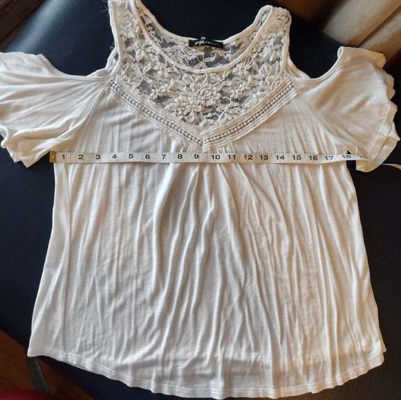 COLD SHOULDER LACE FLOWY TOP - Picture 4 of 6